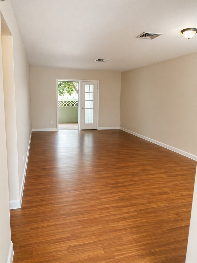 Foto del edificio - 4317-4317 Cocoanut Rd