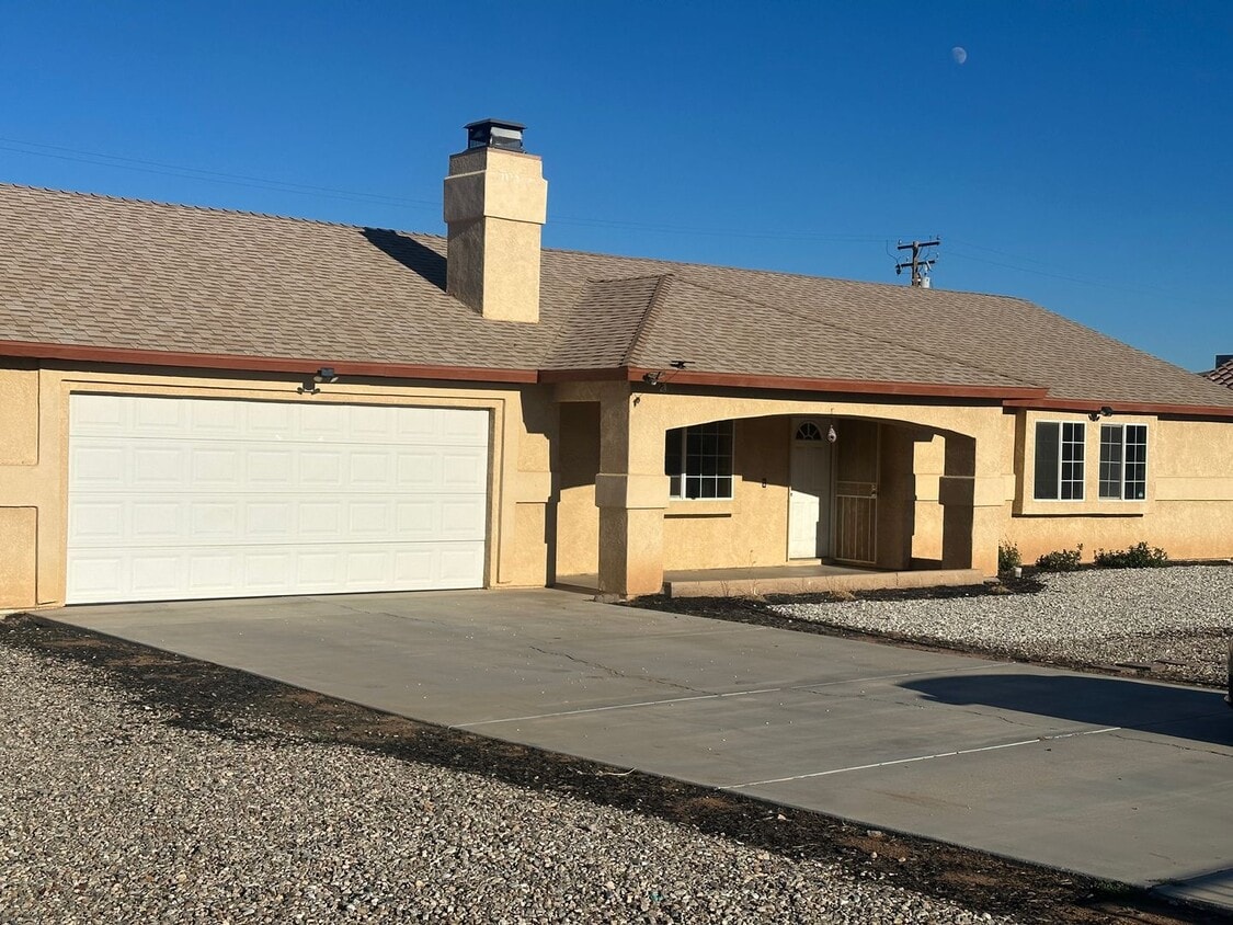 Primary Photo - Charming 4 Bedroom Single Family Home for ...
