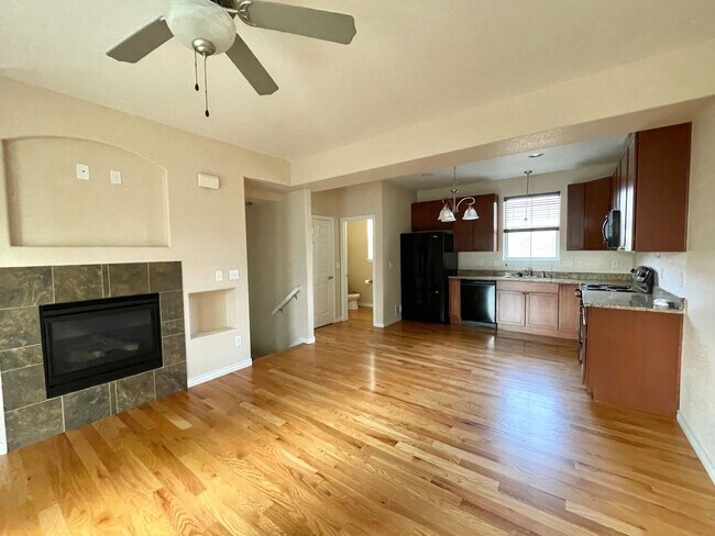 Foto del edificio - Coal Creek Village Townhome - Available Se...