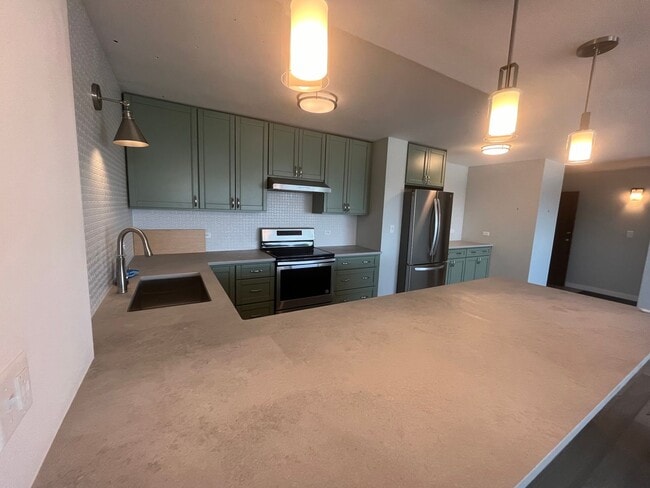 Building Photo - Spacious Top Floor Condo with East-Facing ...