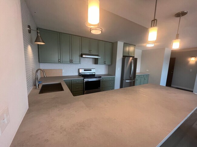 Foto del edificio - Spacious Top Floor Condo with East-Facing ...