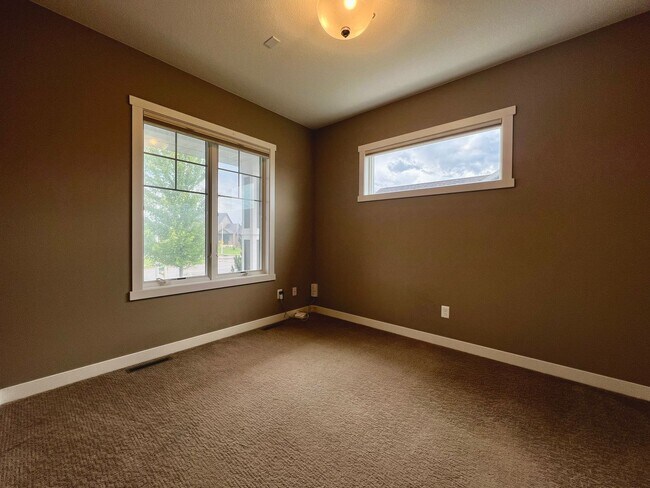 Building Photo - Beautiful 5-bed, 3.5-bath Single Family Home!