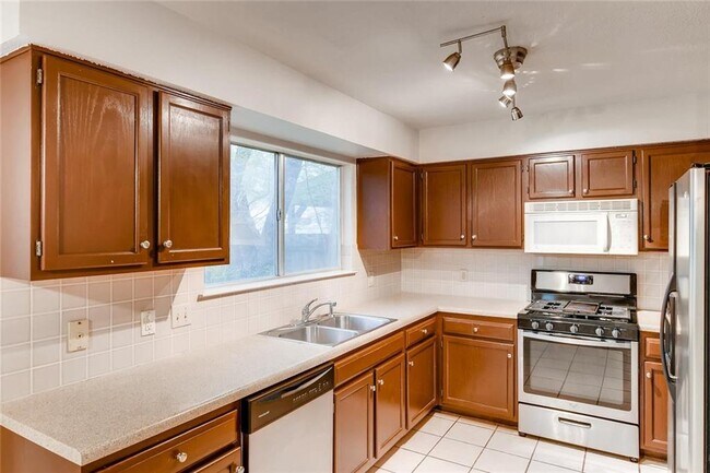 Foto del edificio - 8445 Fern Bluff Ave