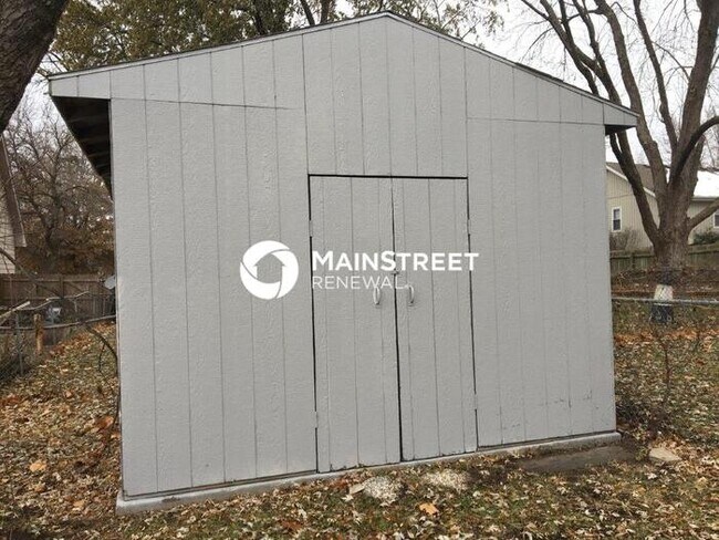 Building Photo - 4 Bedroom Pet-Friendly Home in Olathe, KS with Main Street Renewal