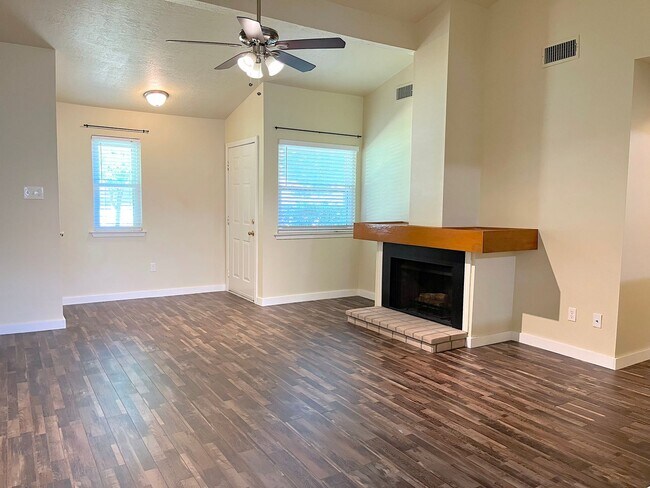 Building Photo - END OF JULY 2025 PRE-LEASE!  Spacious 2 Be...