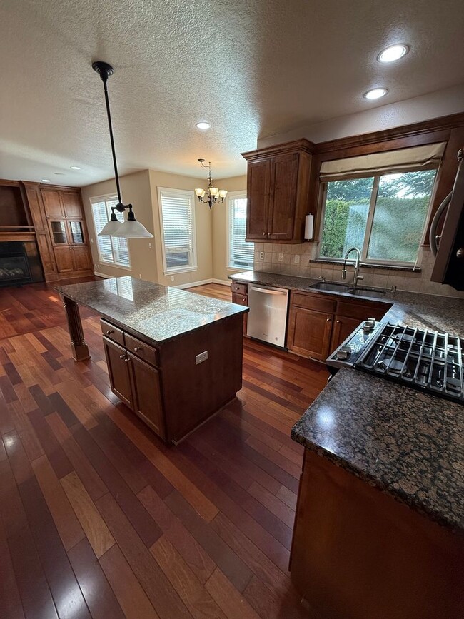 Foto del edificio - Goregous 5 Bedroom Home! Great Location! Vaulted Ceilings! Fenced Yard! 3- Car Garage & More!