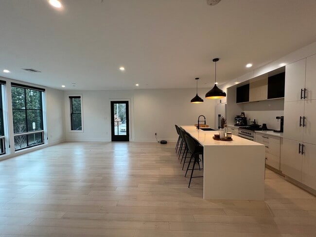 Foto del edificio - 347 Maverick St