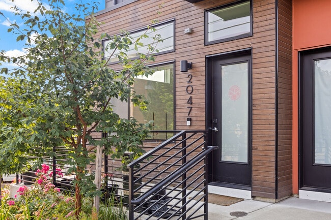Building Photo - 2047 25th Ave S