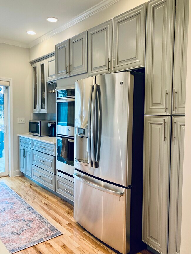 Gourmet kitchen with upgrades - 313 Elm St NW