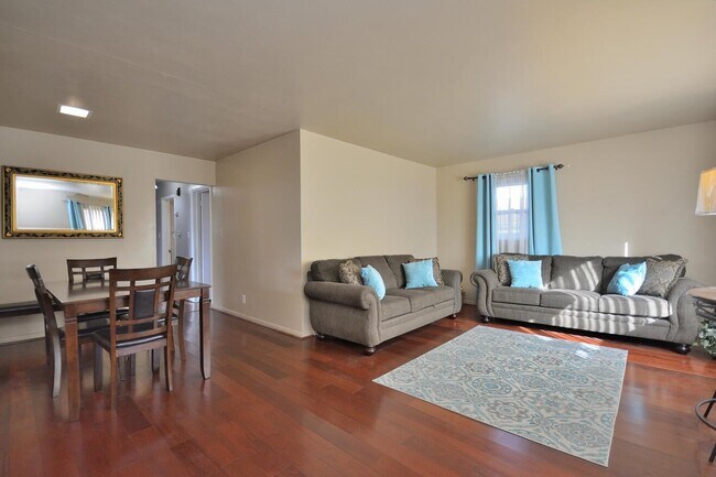 Sala de estar y comedor en la planta baja - 4021 N 70th St