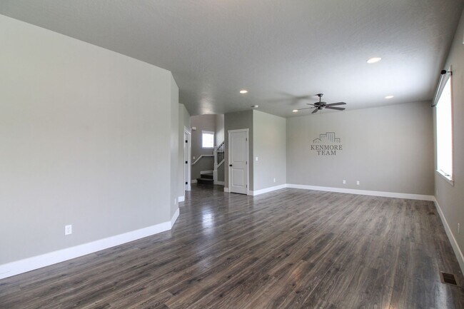 Building Photo - 4 Bedroom, 2.5 Bath Home in Kennewick