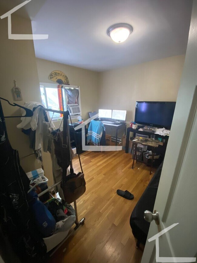 Building Photo - Beautiful 3 Bedroom Apt.