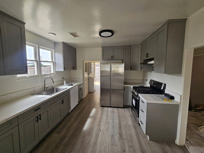 Foto del edificio - 1531 Newport Ave