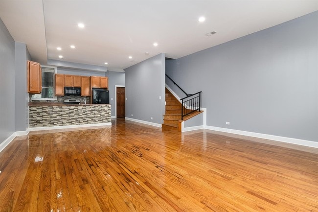Building Photo - 3848 S Lake Park Ave