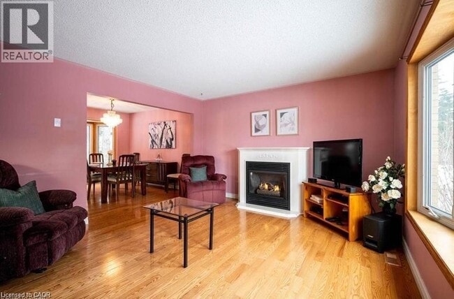 Building Photo - 93 Hillview Dr