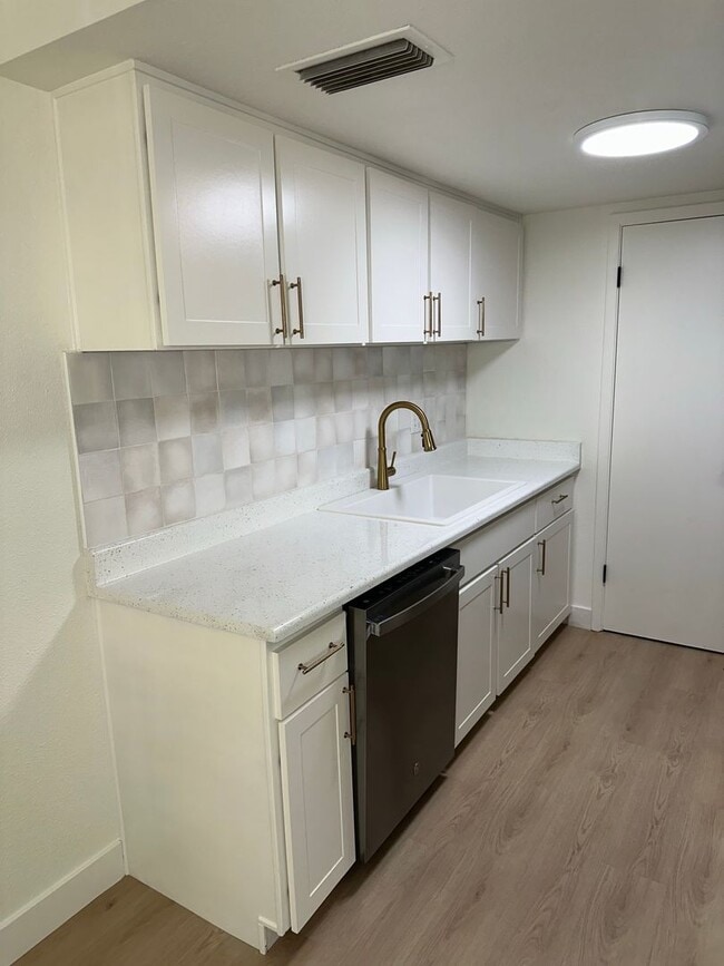 Building Photo - FABULOUSLY REMODELED SCOTTSDALE CONDO