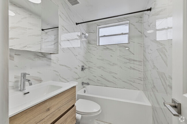 1 habitación, 1 baño - 550 pies cuadrados - Baño - 1315 NE Miami Court