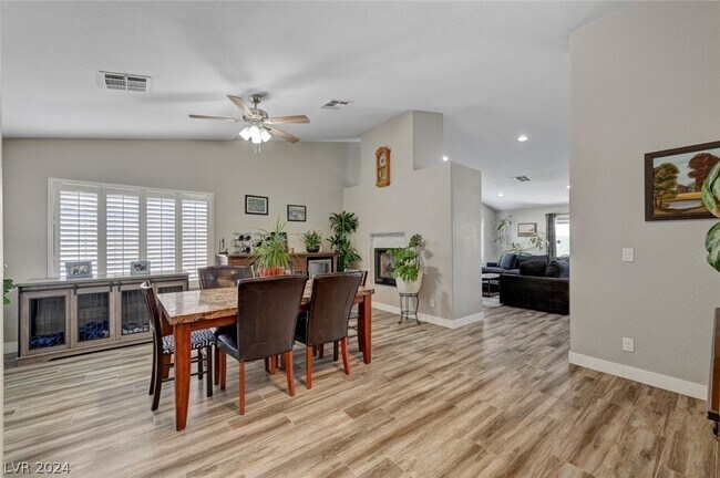 Foto del edificio - 4020 Forest Knoll Ln