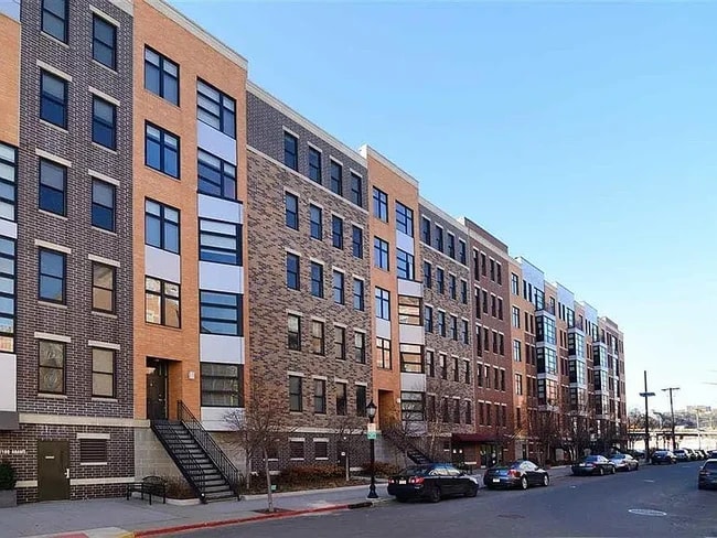 Building Photo - 1100 Adams St