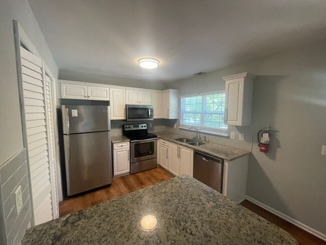 Foto del edificio - MOVE IN SPECIAL $500 Security Deposit, 1/2 off a month's rent with approved Credit background UNC...