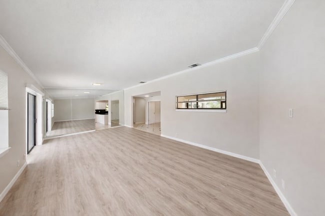 Foto del edificio - 609 White Water Dr