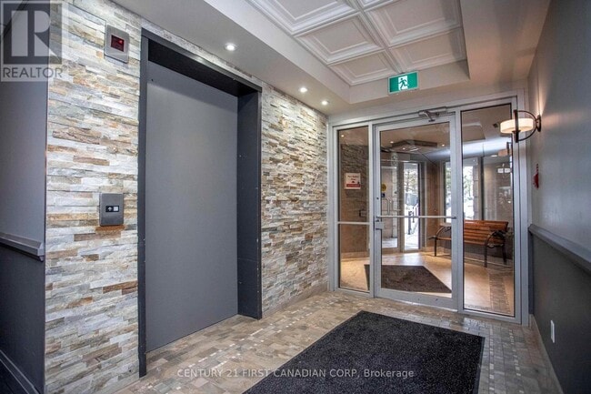 Photo du bâtiment - 5-325 Jacksway Crescent