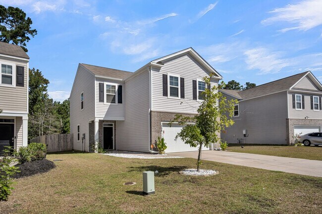 Foto del edificio - 4 Bedroom 3 Bath Home in Summerville!