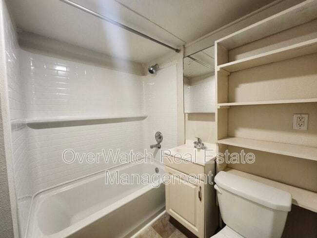 Foto del edificio - 1550 Medfra St