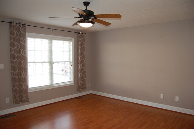 Foto del edificio - Spacious 2 BR Townhome in Sterling Park wi...