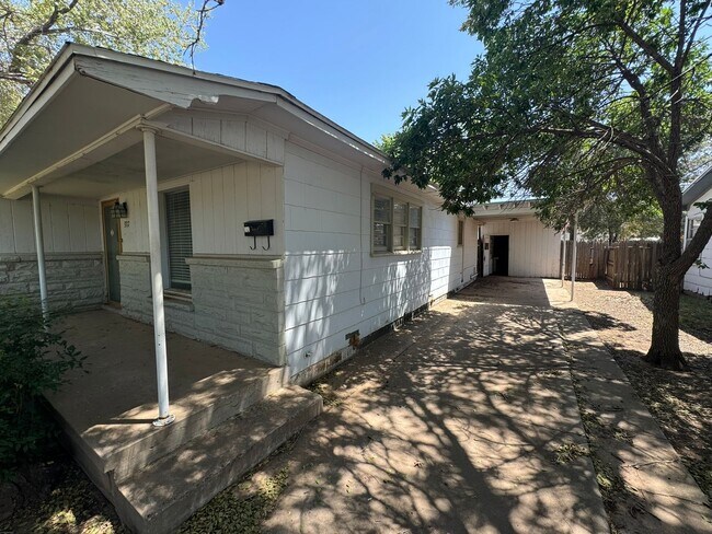 Building Photo - MOVE IN SPECIAL * Spacious 3 Bedroom Home ...