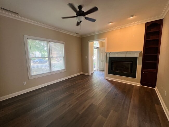 Building Photo - Spacious three bedroom, two and a half bat...