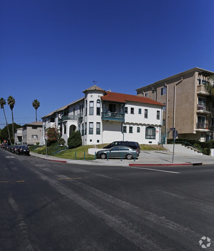 Building Photo - 4051-4065 W 4th St