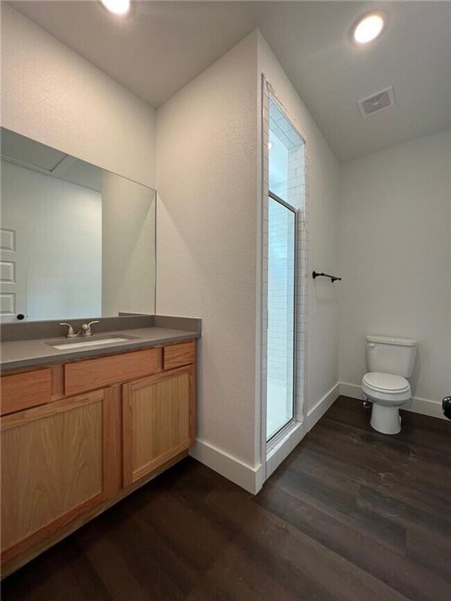 Building Photo - Nice modern 1 bed 1 bath apartment near Campus