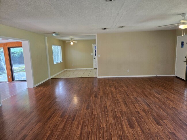 Foto del edificio - 4/2 (Madison Park) Nice home in quiet neighborhood