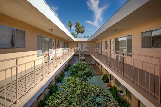 Foto del edificio - 1030 N Harper Ave