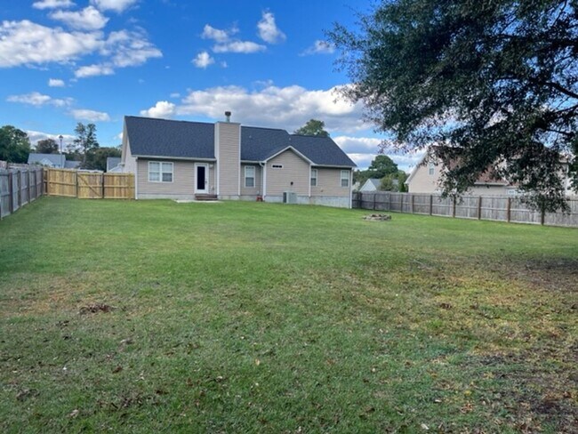 Foto del edificio - 3 Bedrooms and LARGE Backyard