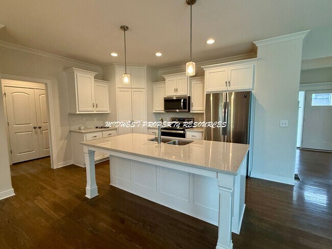 Foto del edificio - Beautiful 4-Bedroom 2-Story Home with Mode...