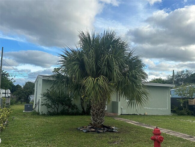 Foto del edificio - 1308 NW 13th Ct