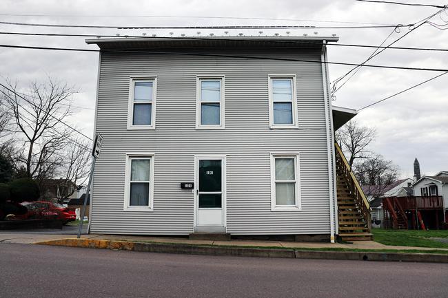 Building Photo - 328 Center St