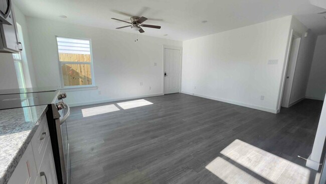 Foto del edificio - 7804 Crestview Dr
