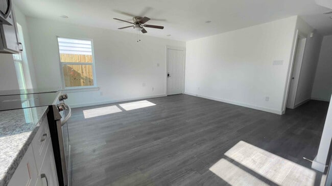 Building Photo - 7804 Crestview Dr