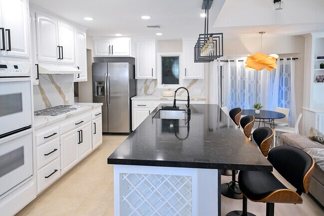 Building Photo - 2928 Sierra Dr