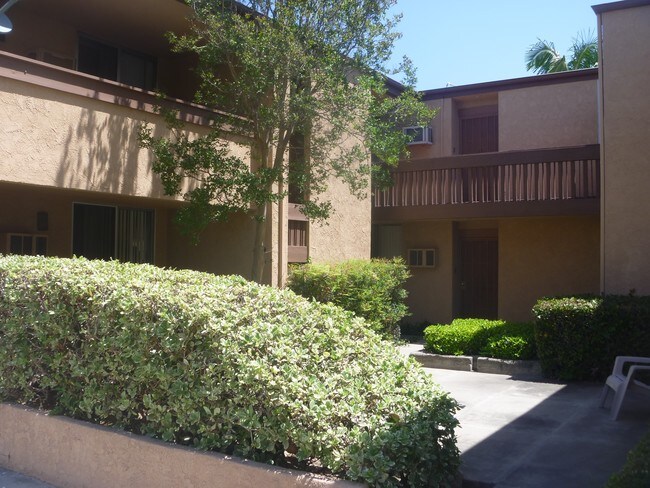 Interior Courtyard - 524 W Wilshire Ave