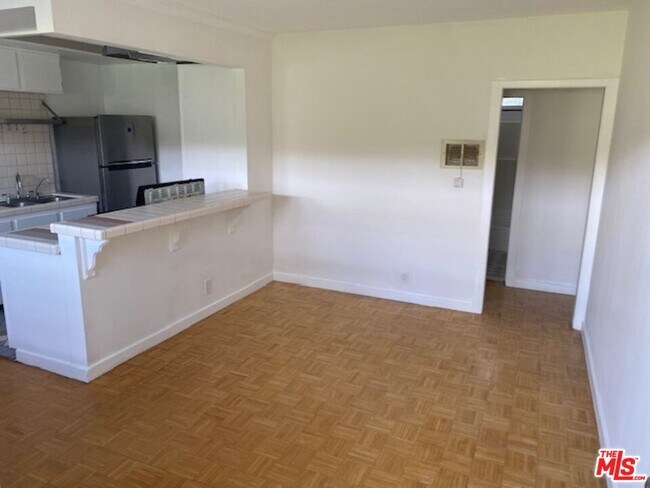 Building Photo - 835 Palms Blvd