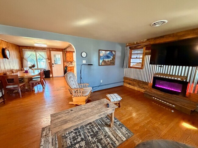 Building Photo - Ranch Home with 3 Bedrooms and a Yard