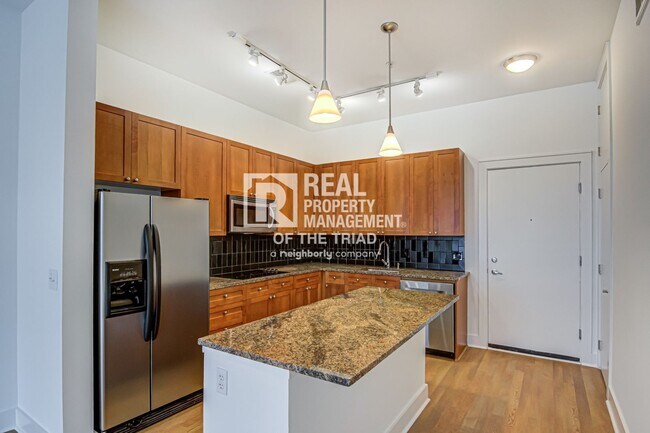 Foto del edificio - Luxury Top Floor 1BR/1BA Condo on 4th Street