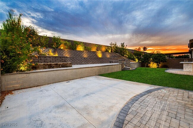 Foto del edificio - 4631 Amazing View St