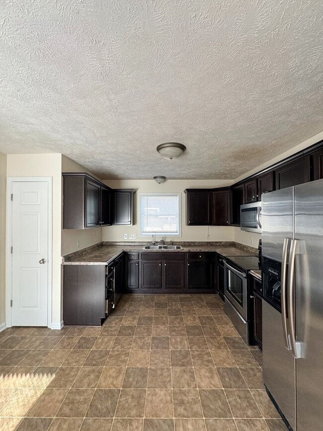 Foto del edificio - 3 Bed 2 Bath Home with Fenced Backyard