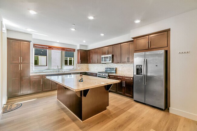 Foto del edificio - Welcome to this stunning Modern 3-Bedroom ...