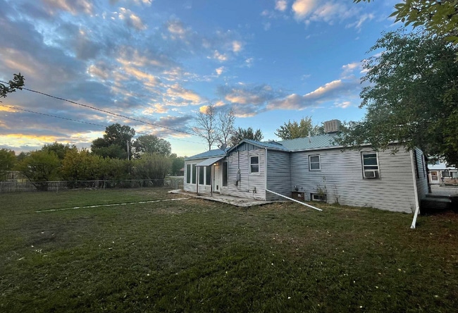 Building Photo - 825 Amoretti St